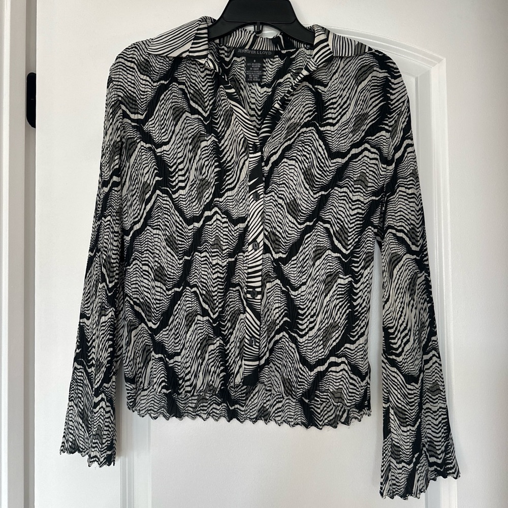 Vintage Monochrome Black and white wavy flare long sleeve blouse with crinkles